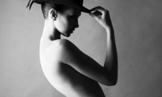 虚拟偶像“AI换声”技术滥用，未经许可盗用已故歌手声音发新歌，触及伦理法律双红线